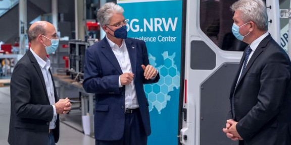 Prof. Wietfeld in a discussion with Minister Pinkwart