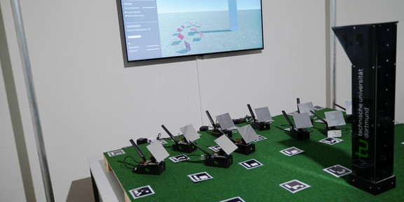 Gesamtansicht des HEAT-Aufbaus inkl. Digitalem Zwilling auf Fernseher