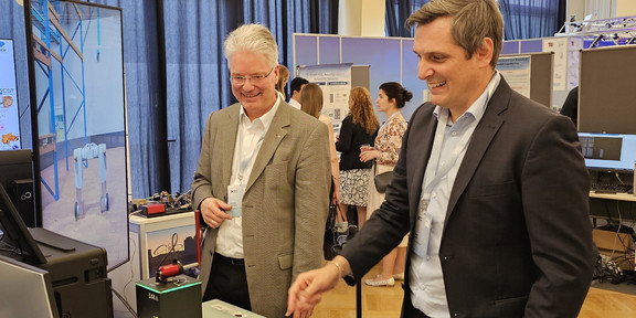 Visit of 1&1 Mobilfunk CEO Michael Martin at joint demo of CNI with Fraunhofer IML at 6GEM booth at 6G Platform event 2024 in Berlin.