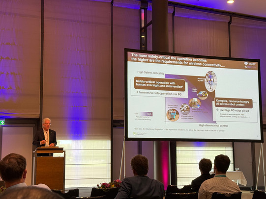 Christian Wietfeld presents his keynote talk „6G Network co-design: from connectivity KPIs to end user value“.
