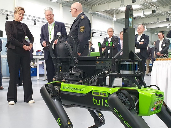 Experimental Mobile Platform Showcase to Minister