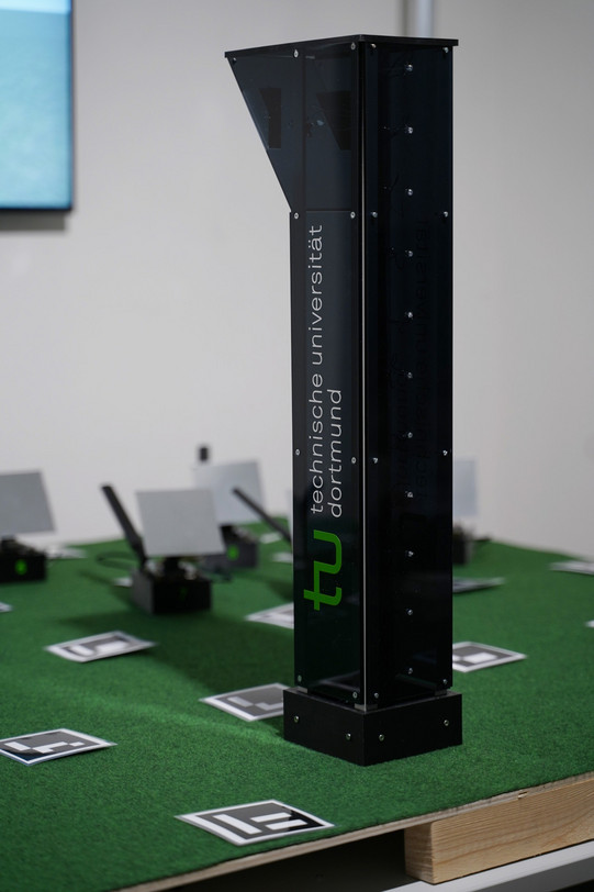 Ansicht der Rückseite des Empfängerturms inklusive LED-Anzeige für Lichtintensität