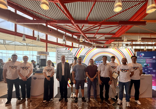 Group Photo of 6GEM+ researchers from TU Dortmund University, Ruhr University Bochum, and RWTH Aachen University at the 6GEM+ exhibition booth.