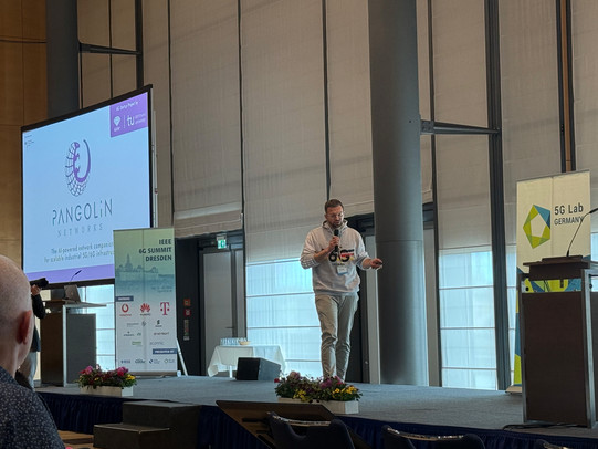 Stefan Böcker presents the PANGOLIN project at the 6G Summit opening session.