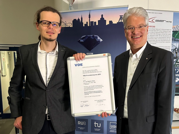Award winner Dr.-Ing. Benjamin Sliwa (left) with doctoral supervisor Prof. Dr.-Ing. Christian Wietfeld. Benjamin Sliwa (Alumni of CNI) receives prestigious VDE award for dissertation